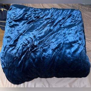Plush Velvet Throw Blanket in Deep Blue - Home Bedding